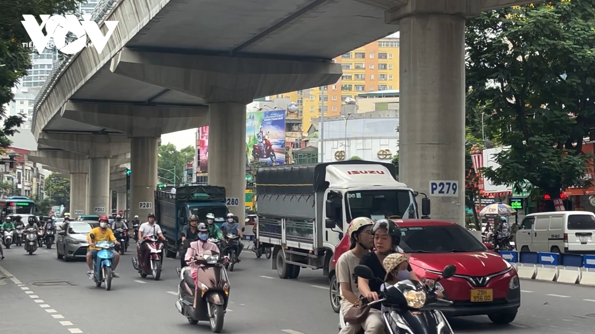 Sinh viên ủng hộ cấm xe máy xăng nhưng lo chưa biết sẽ đi lại thế nào